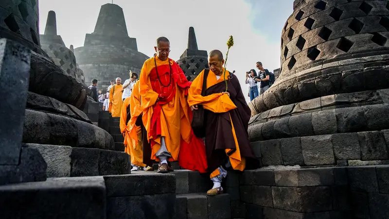 Sambut Waisak, Para Biksu Ziarah ke Candi Borobudur