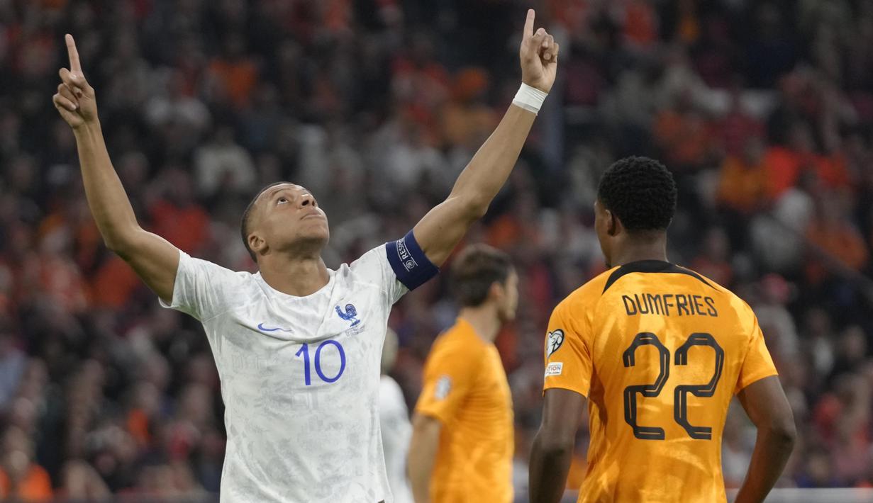 Pemain Prancis, Kylian Mbappe, melakukan selebrasi setelah mencetak gol ke gawang Belanda pada Kualifikasi EURO 2024 Grup B di Stadion Johan Cruijff Arena, Sabtu (14/10/2023). Mbappe memborong dua gol kemenangan Les Blues. (AP Photo/Peter Dejong)