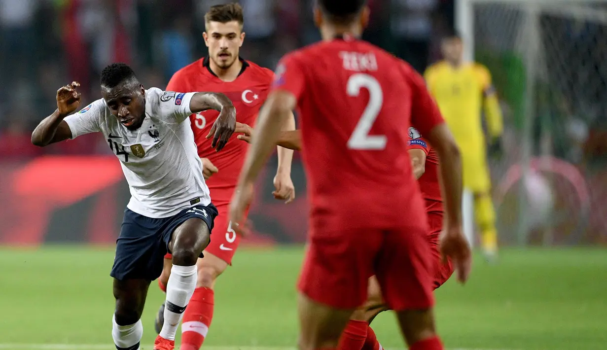 Gelandang Prancis, Blaise Matuidi, berusaha melewati pemain pada laga kualifikasi Piala Eropa 2020 di Stadion Buyuksehir Belediyesi, Minggu (9/6). Turki menang 2-0 atas Prancis. (AFP/Bulent Kilic)