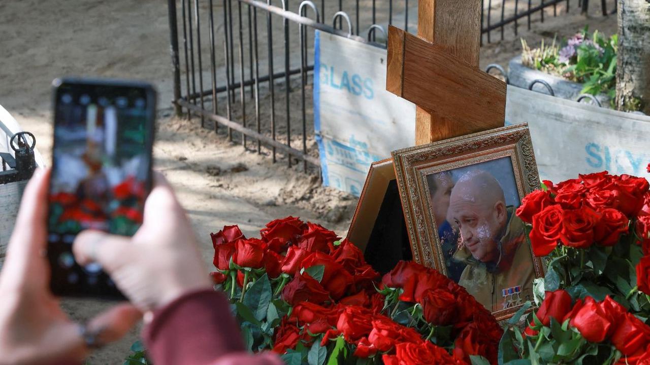 Setelah memberikan penghormatan terakhir, warga juga mengabadikan kuburan Yevgeny Prigozhin dengan kamera di ponselnya.