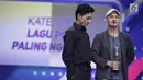 Perwakilan Band Payung Teduh saat menerima penghargaan kategori Lagu Pop Paling Ngetop dalam acara SCTV Music Awards 2018 di Studio 6 Emtek, Jakarta, Jumat (27/4). (Liputan6.com/Faizal Fanani)