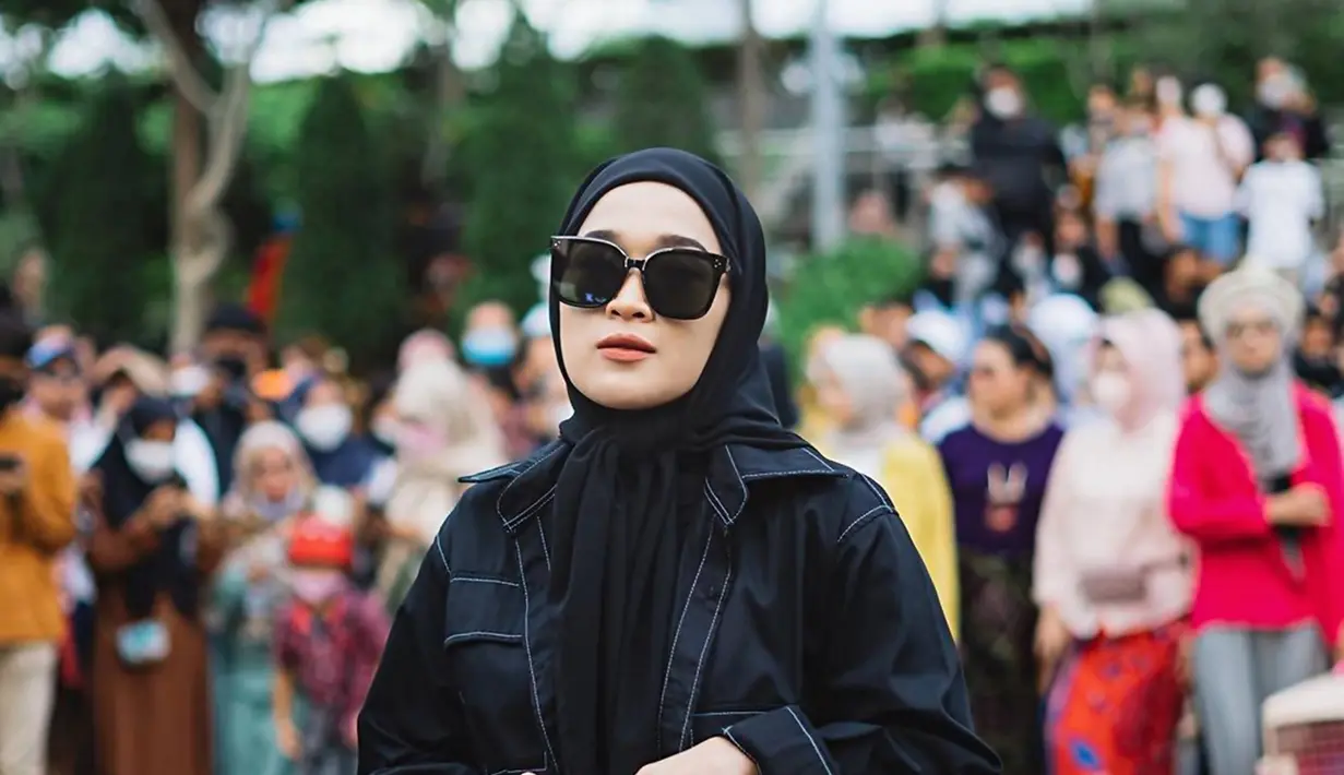 Kerap tampil stylish, ia pun sempat ikut hadir dalam Citayam Fashion Week yang beberapa waktu lalu sempat menjadi sorotan banyak selebriti. Tampil gaya dengan outfit serba hitam, Ririe terlihat makin keren dengan kacamata dengan warna senada. (Liputan6.com/IG/@ririe_fairus)