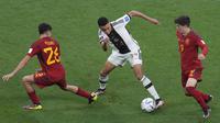 Kombinasi pemain muda seperti Pedri (kiri) dan Gavi (kanan) bersama timnas Spanyol serta Jamal Musiala (tengah) bersama Jerman belum mampu memberikan dampak positif bagi kedua tim di babak pertama. (AP Photo/Ricardo Mazalan)