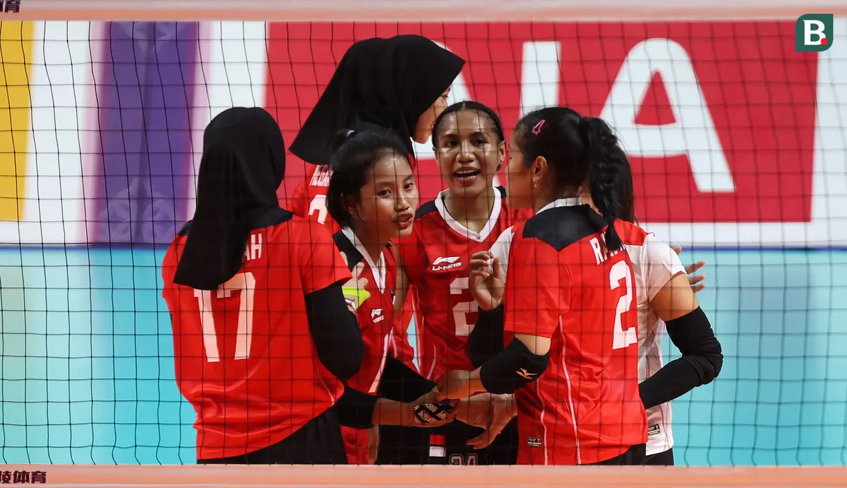 Pemain Timnas Bola Voli Putri Indonesia, Mediol Stiovanny Yoku (tengah) melakukan selebrasi bersama rekan-rekannya seteleah mencetak poin saat laga Grup A Bola Voli Putri SEA Games 2023 melawan Timnas Bola Voli Putri Thailand di Olympic Complex Indoor Main Hall, Phnom Penh, Kamboja, Selasa (09/05/2023). (Bola.com/Abdul Aziz)
