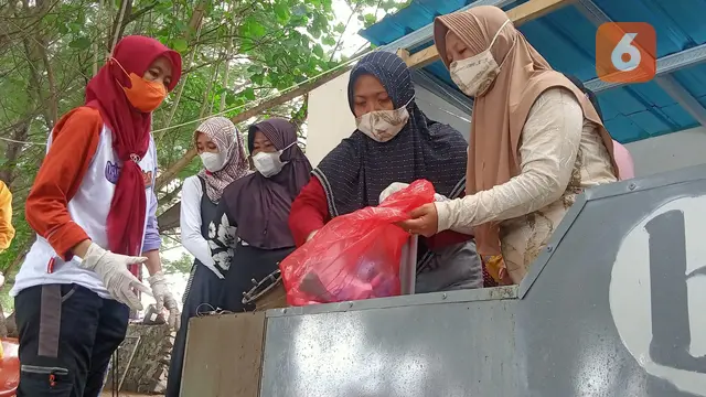 Emak-emak di Banyuwangi sulap limbah masker jadi bahan bakar alternatif (Liputan6.com/Istimewa)