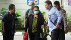 Bupati Mesuji Khamami (tengah) tiba di Gedung KPK, Jakarta, Kamis (24/1). Khamami menutupi wajahnya menggunakan masker. (Merdeka.com/Dwi Narwoko)
