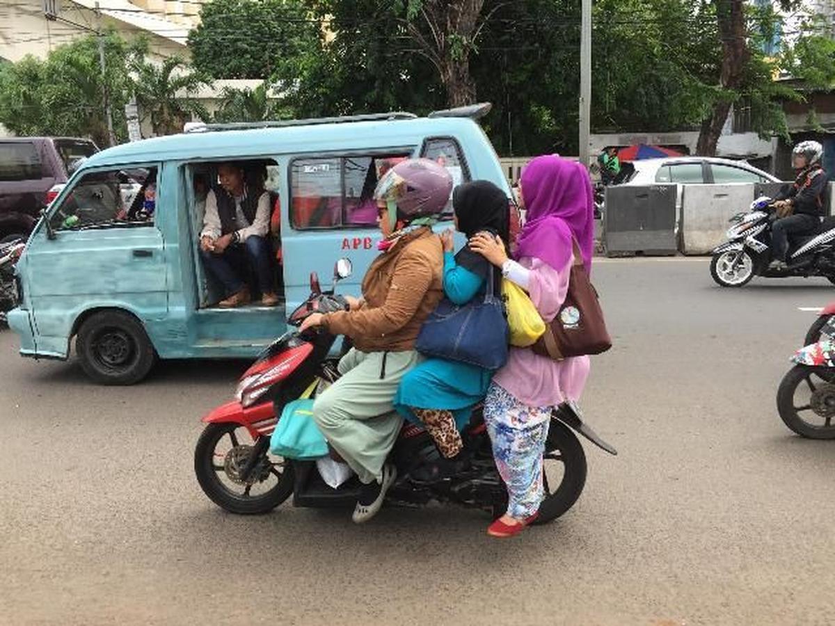 <b>8. Menikmati juga saat bonceng tiga</b>