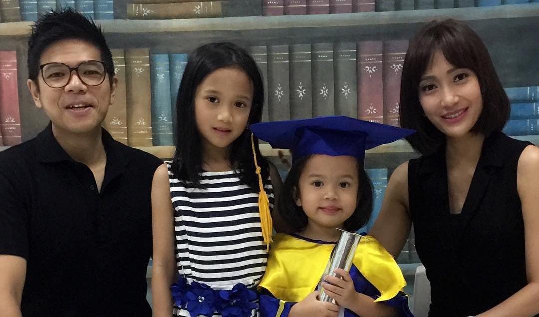 Artika Sari Devi bersama suami dan anak-anaknya.