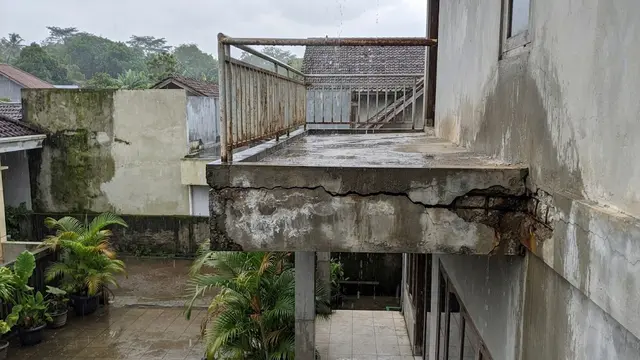 Bagian balkon rumah bertingkat yang perlu diperiksa sebelum musim hujan, salah satunya struktur balkon