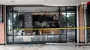 Kondisi kedai makanan cepat saji yang berada di samping gedung pusat perbelajaan Ramayana, Pasar Minggu, Jakarta, yang terbakar, Kamis (18/5). Sebanyak 25 unit damkar dikerahkan memadamkan api yang diduga karena korsleting itu.(Liputan6.com/Yoppy Renato)