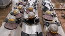 Sejumlah helm dan tameng polisi diletakkan di trotoar kawasan Sarinah, Jakarta Pusat, Jumat (2/12). Meski aksi damai 2 Desember telah usai, mereka tetap berjaga sampai situasi kondusif. (Liputan6.com/Ferbian Pradolo)