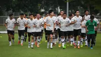 Pemain Timnas Indonesia U-22 melakukan pemusatan latihan untuk SEA Games 2023 yang berlangsung di Lapangan A, Kompleks Stadion Utama Gelora Bung Karno (SUGBK), Kamis (02/03/2023). Pemusatan latihan ini akan berlangsung dari tanggal 1-16 Maret 2023. (Bola.com/Bagaskara Lazuardi)