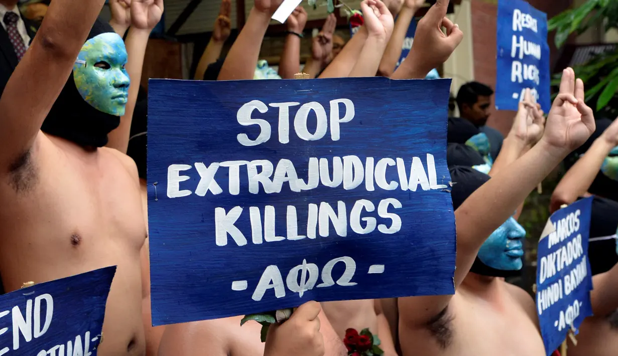 Anggota Persaudaraan Alpha Phi Omega (APO) melakukan aksi telanjang di Universitas Filipina (UP), Manila, Jumat (25/11). Demonstran memprotes pemakaman Ferdinand Marcos di Libingan ng mga Bayani (Taman Makam Pahlawan). (REUTERS / Ezra Acayan)
