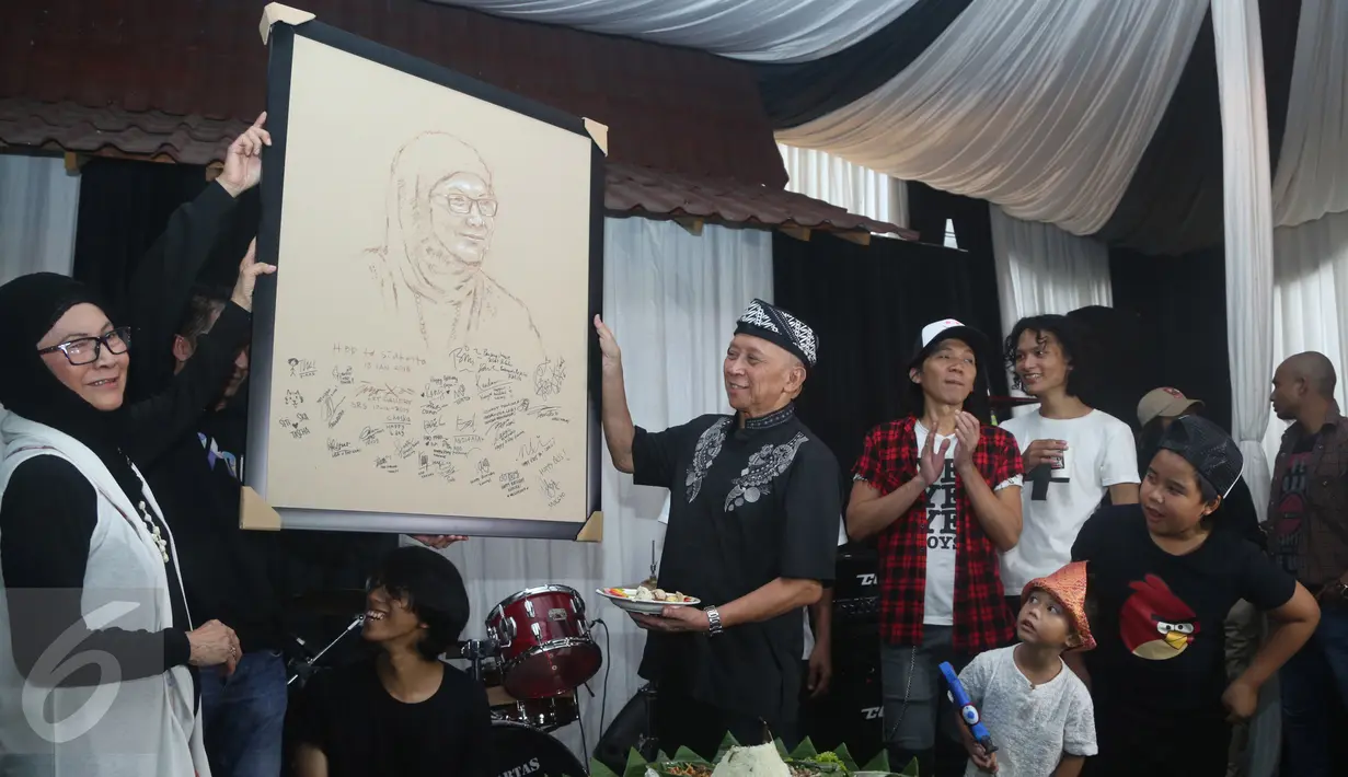 Ibunda Bimbim, Bunda Iffet (kiri) saat diberikan sebuah lukisan oleh suaminya yang merayakan ulang tahun di markas slank, jakarta, senin (18/01/2016). (Liputan.com/Herman Zakharia)