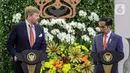 Presiden Joko Widodo (kanan) dan Raja Belanda Willem Alexander menyampaikan keterangan bersama di Istana Bogor, Jawa Barat, Selasa (10/3/2020). Raja dan Ratu Belanda mengunjungi Indonesia untuk peningkatan kerja sama bilateral bidang ekonomi dan sumber daya manusia. (Liputan6.com/Faizal Fanani)