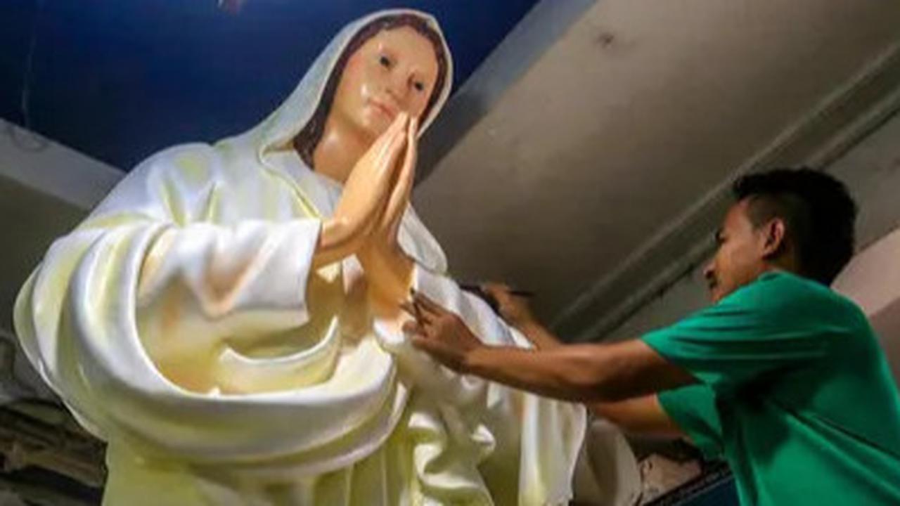 FOTO: Perajin Patung Yesus dan Bunda Maria Banjir Pesanan Jelang Natal