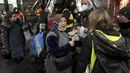 Seseorang berbicara dengan relawan pendukung setelah kedatangan kereta dengan pengungsi Ukraina di stasiun utama di Berlin, Jerman, Selasa (1/3/2022). Diperkirakan 300 orang tiba di Berlin dengan kereta api. Sejumlah relawan kemudian merawat orang-orang yang terdampar. (AP Photo/Michael Sohn)