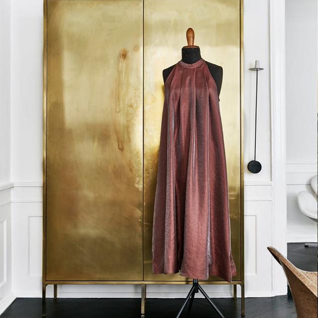 Interior Idea Pakaian Penuh Di Lemari Pajang Sebagai Dekorasi Di Kamar Lifestyle Fimela Com