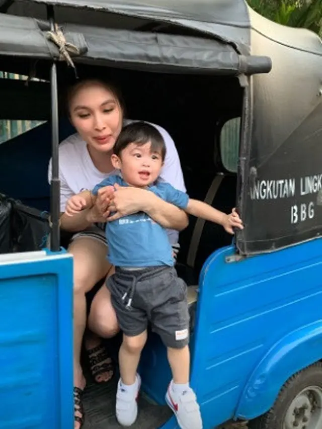 7 Potret Sederhana Raphael Moeis dan Sandra Dewi Naik Bajaj