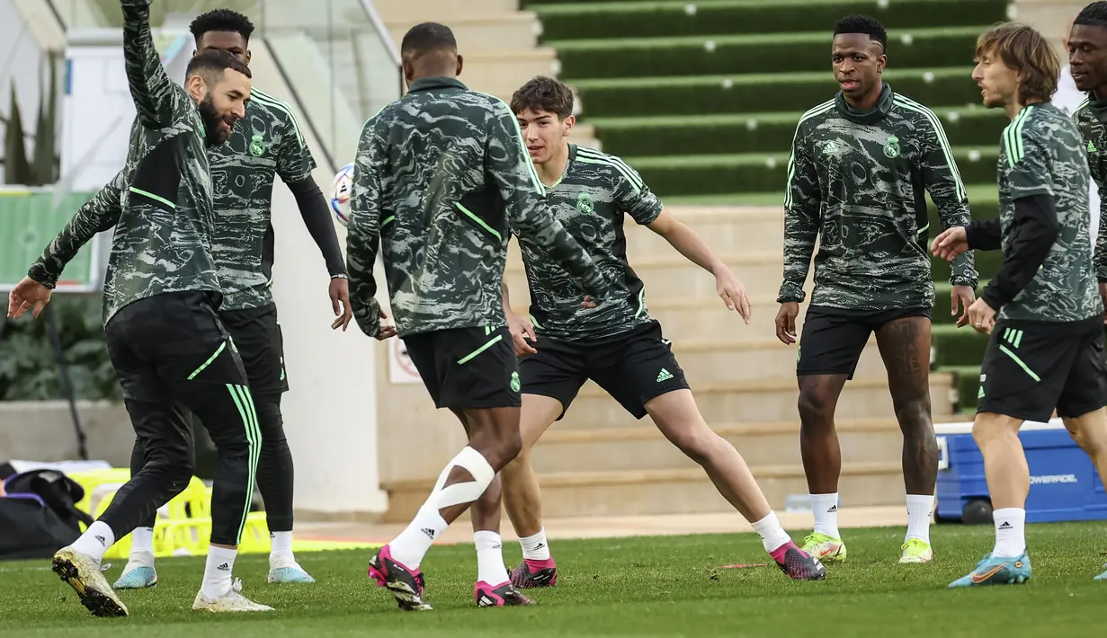 <p>Para pemain Real Madrid mengikuti sesi latihan jelang berhadapan dengan wakil Asia, Al-Hilal pada final Piala Dunia Antarklub 2022, di Rabat, Maroko, Jumat (10/2/2023). Madrid berpeluang besar menambah koleksi gelar mereka. ( FADEL SENNA / AFP)</p>