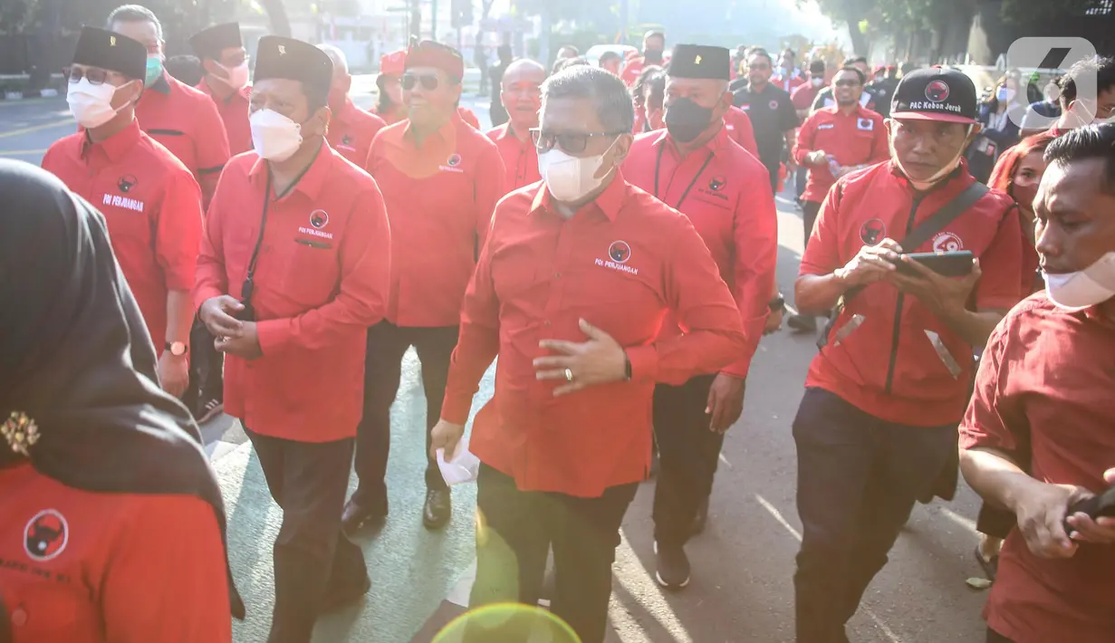 Sekjen PDIP Hasto Kristiyanto didampingi kader partai saat turut dalam pawai menuju Kantor KPU RI, Jakarta, Senin (1/8/2022). Seperti diketahui, KPU RI membuka pendaftaran partai politik sebagai peserta Pemilu 2024 mulai 1-14 Agustus 2022 dengan tiga kategorisasi, yakni Parpol baru, Parpol peserta Pemilu 2019 yang lolos 'parliamentary threshold' (PT), dan Parpol yang tidak lolos PT. (merdeka.com/Iqbal S. Nugroho)