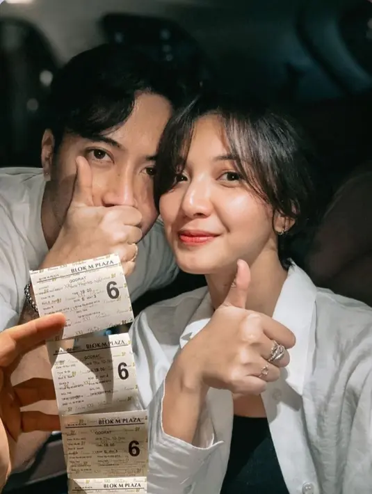 Vidi Aldiano menyambut girang kepulangan Sheila Dara. Ia juga membuat dekorasi meriah di rumah. Bahkan segera nonton bareng di bioskop mengobati rindu. (Liputan6.com/IG/@vidialdiano).