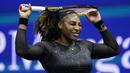 Petenis Amerika Serikat, Serena Williams bereaksi saat bertanding melawan Ajla Tomljanovic dari Austrailia pada putaran ketiga kejuaraan tenis AS Terbuka di New York (2/9/2022). Williams mendominasi pertandingan sejak awal, memimpin 5-3 di set pembuka. (AP Photo/Charles Krupa)