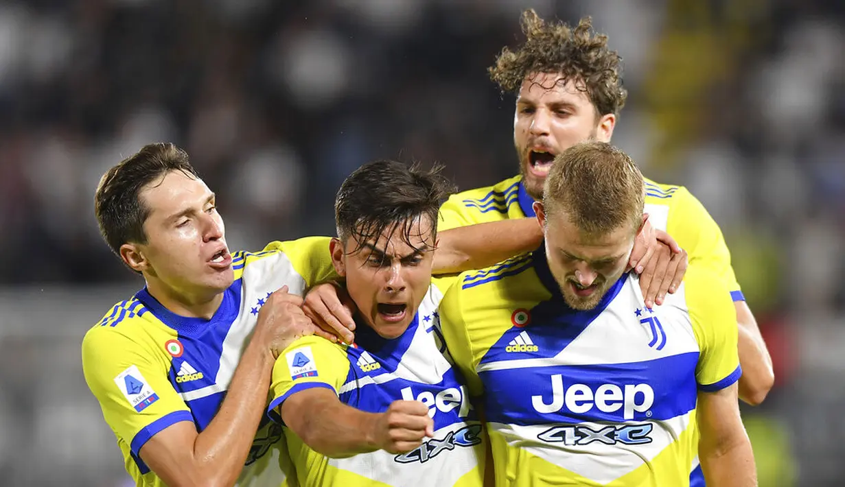 Bek Juventus, Matthijs de Ligt (kanan) bersama rekan setim merayakan gol yang dicetaknya ke gawang Spezia pada pekan kelima Serie A Liga Italia di Stadio Alberto Picco tuntas pada Kamis (23/9/2021) dini hari WIB. Juventus susah payah menang 3-2 di kandang Spezia. (Tano Pecoraro/LaPresse via AP)