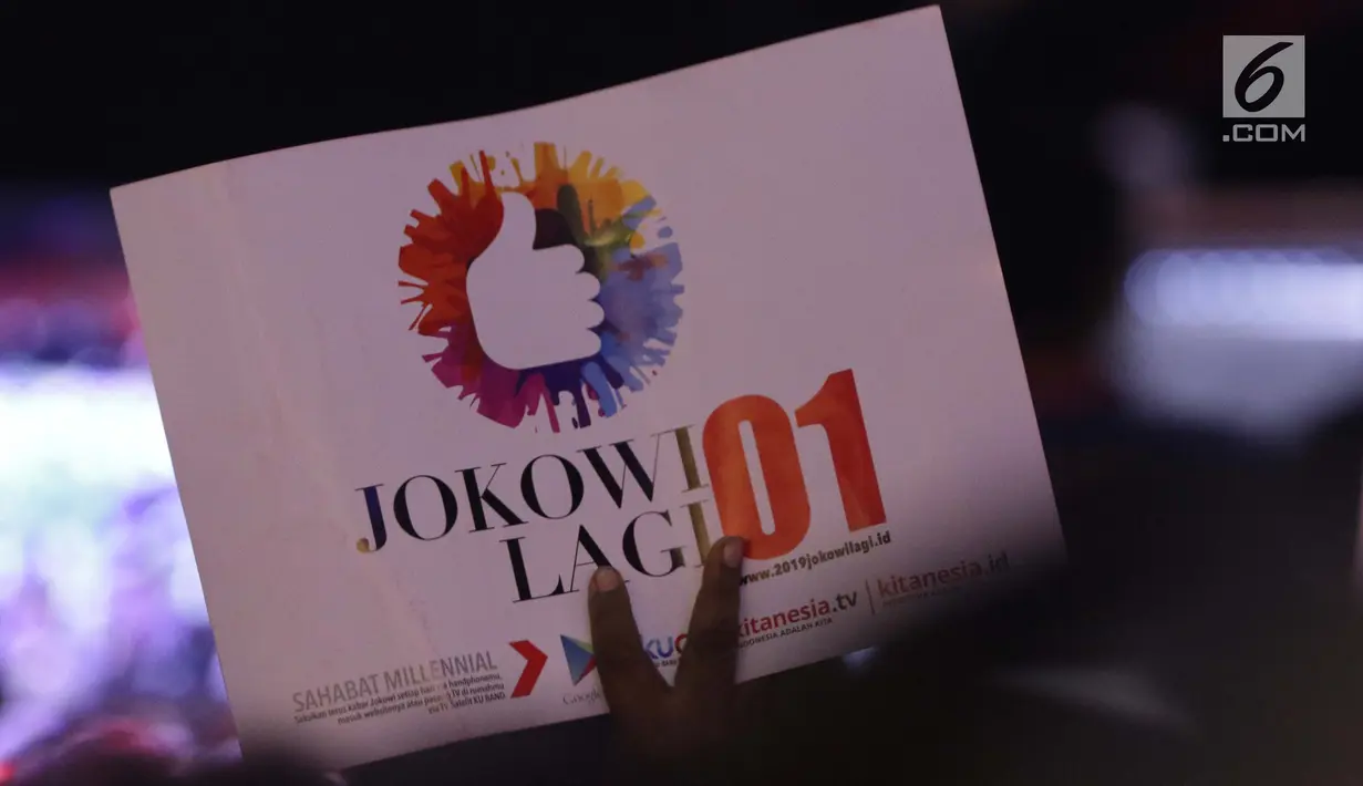 Relawan pendukung mengangkat tulisan jelang menyaksikan pidato Visi Indonesia yang akan disampaikan Presiden/Wakil Presiden terpilih 2019-2024, Joko Widodo dan KH Ma’ruf Amin di SICC, Kab Bogor, Jawa Barat, Minggu (14/7/2019). (Liputan6.com/Helmi Fithriansyah)