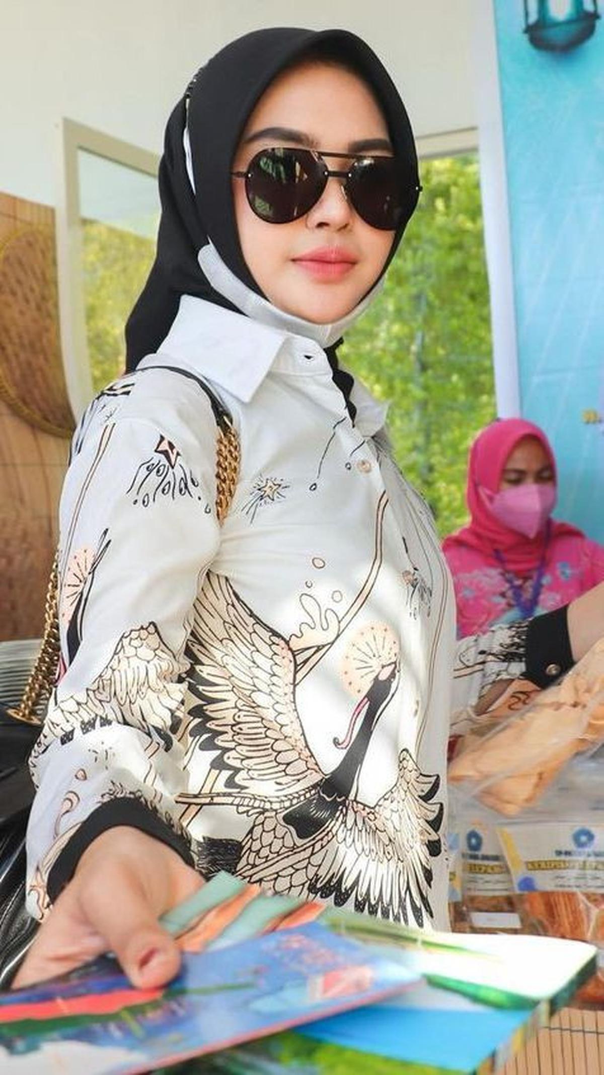 Diketahui, usia Zahra 24 tahun lebih muda dibanding dengan sang suami. <br>