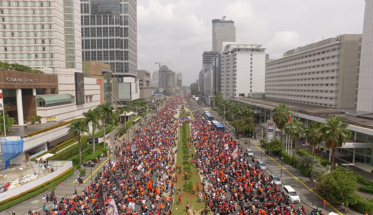 Foto udara suporter Persija Jakarta, The Jakmania, tumpah ruah saat konvoi merayakan gelar Piala Liga 1 musim 2018 di Bundaran HI, Jakarta, Sabtu (15/12). Persija berhasil juara Liga 1 usai mengalahkan Mitra Kukar. (Bola.com/Muhammad Husni)