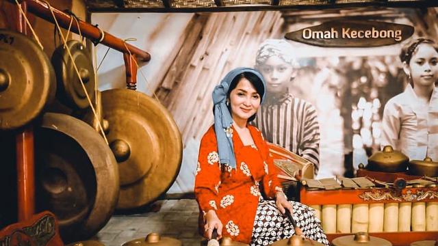 6 Potret Anna Maria, Istri Roy Marten yang Awet Muda