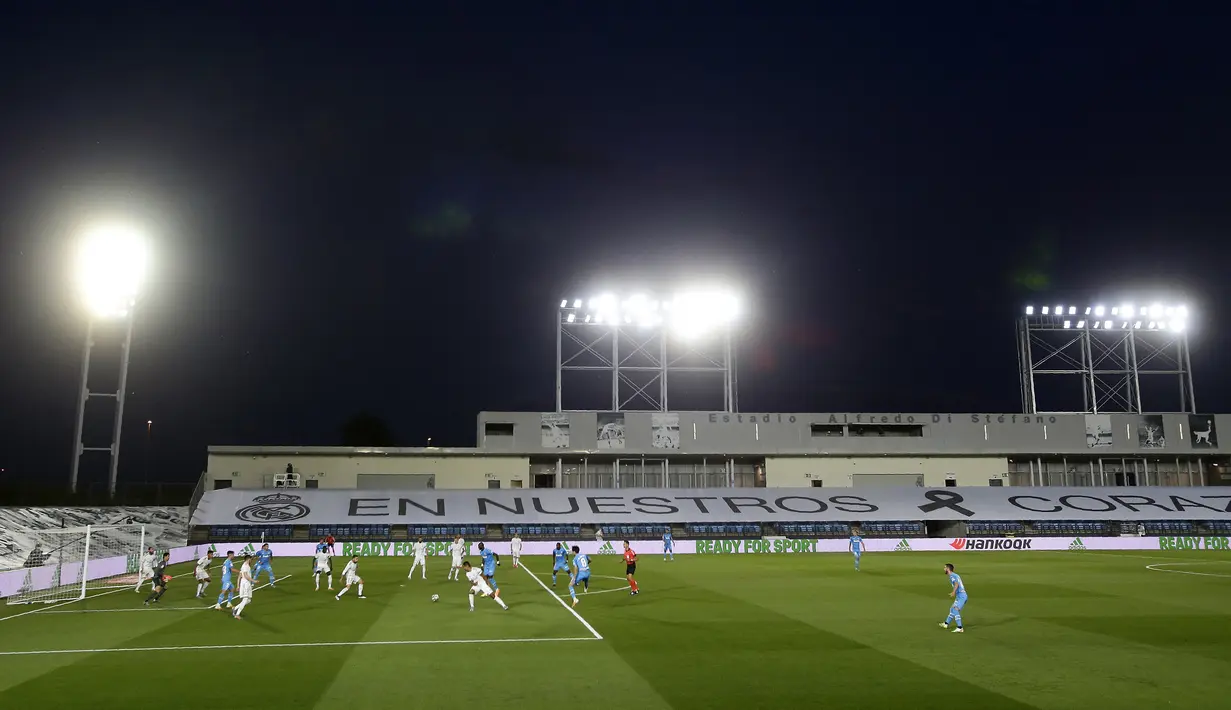 Suasana pertandingan La Liga Spanyol antara Real Madrid dan Valencia di Estadio Alfredo Di Stefano, Madrid, Spanyol, Kamis (18/6/2020). Real Madrid menang 3-0 lewat dua gol Karim Benzema dan satu gol Marco Asensio. (AP Photo Manu Fernandez)