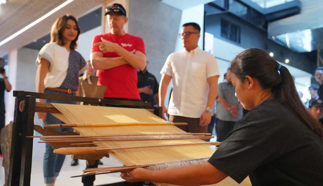 Peter Schmeichel menyaksikan secara langsung proses pembuatan kain tenun, dari seorang pengrajin. (Dok. Vidio)