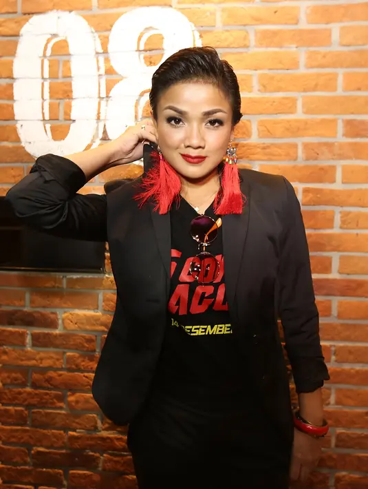 Bukan hanya itu, Nirina pun sangat mengatur dengan ketat pola makannya. Menghindari asupan yang mengandung tepung menjadi hal utama yang dilakukan Nirina dalam beberapa waktu belakangan ini. (Bambang E.Ros/Bintang.com)