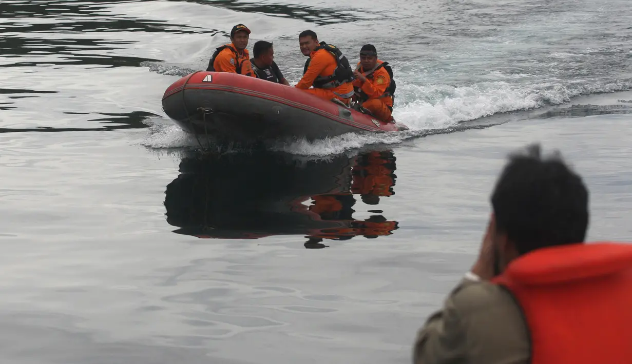 Personel Basarnas melakukan pencarian korban KM Sinar Bangun yang tenggelam di Danau Toba, Sumatra Utara, Rabu (20/6). Hingga hari ketiga, sebanyak 18 penumpang selamat, dua tewas dan 160 lainnya masih dalam proses pencarian. (AP/Binsar Bakkara)