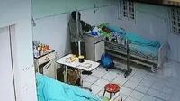 Tangkapan layar smartphone menunjukkan aksi seorang pria nekat mencuri di kamar isolasi pasien Covid-19 Rumah Sakit Umum Daerah (RSUD) Dr Pirngadi, Kota Medan