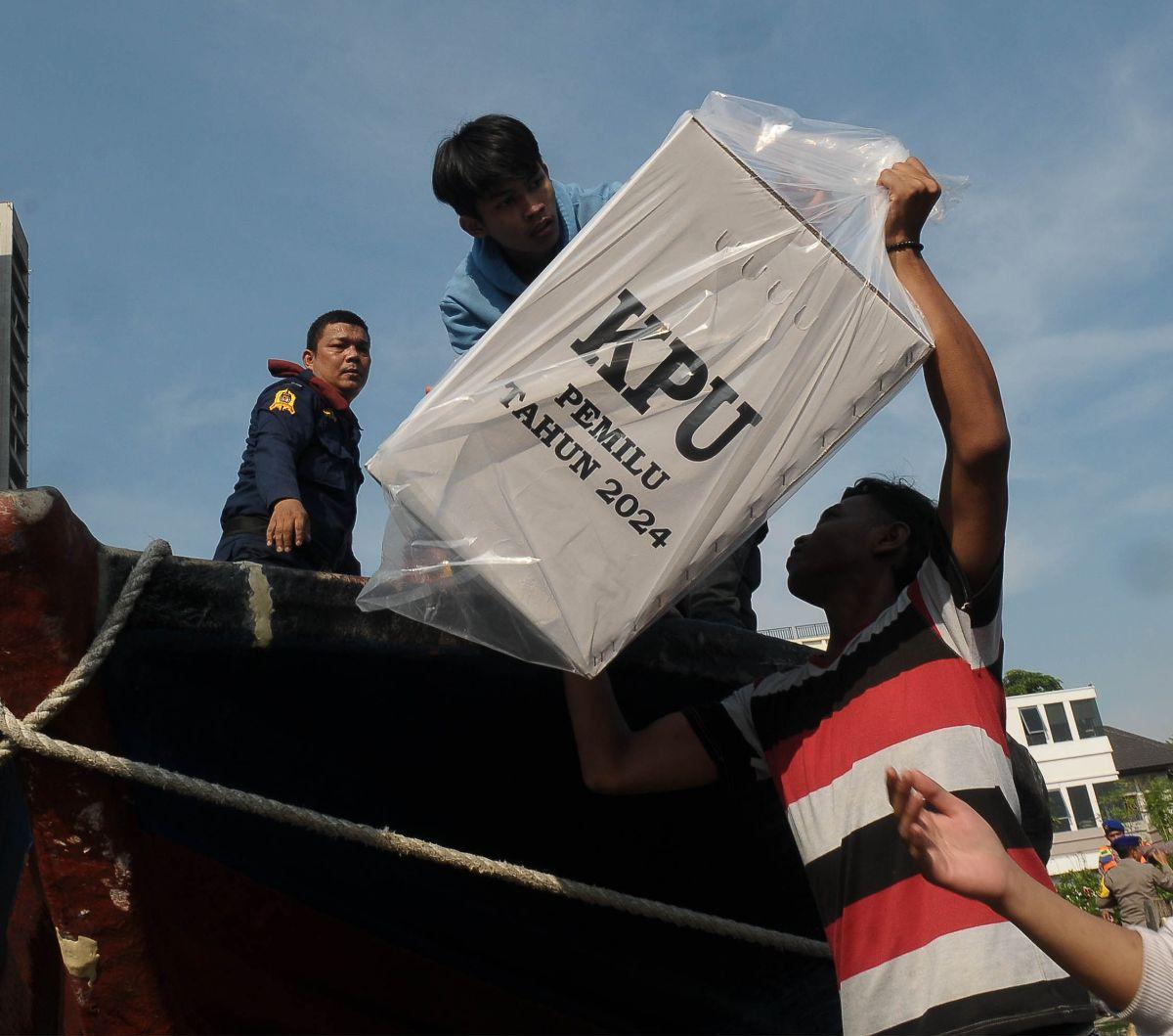 Komisi Pemilihan Umum (KPU) mendistribusikan logistik Pemilu 2024 menuju ke Kabupaten Kepulauan Seribu. Sebanyak&nbsp;22.515 surat suara dan 320 kotak suara mulai diberangkatkan dari Dermaga 1 Marina Ancol, Jakarta, Jumat (9/2/2024).&nbsp;Foto: Merdeka.co