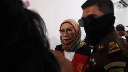 Terdakwa penyebaran berita bohong atau hoaks Ratna Sarumpaet tiba di Pengadilan Negeri Jakarta Selatan, Kamis (28/2). Ratna Sarumpaet menjalani sidang perdana dengan agenda pembacaan dakwaan dari jaksa penuntut umum. (Liputan6.com/Herman Zakharia)