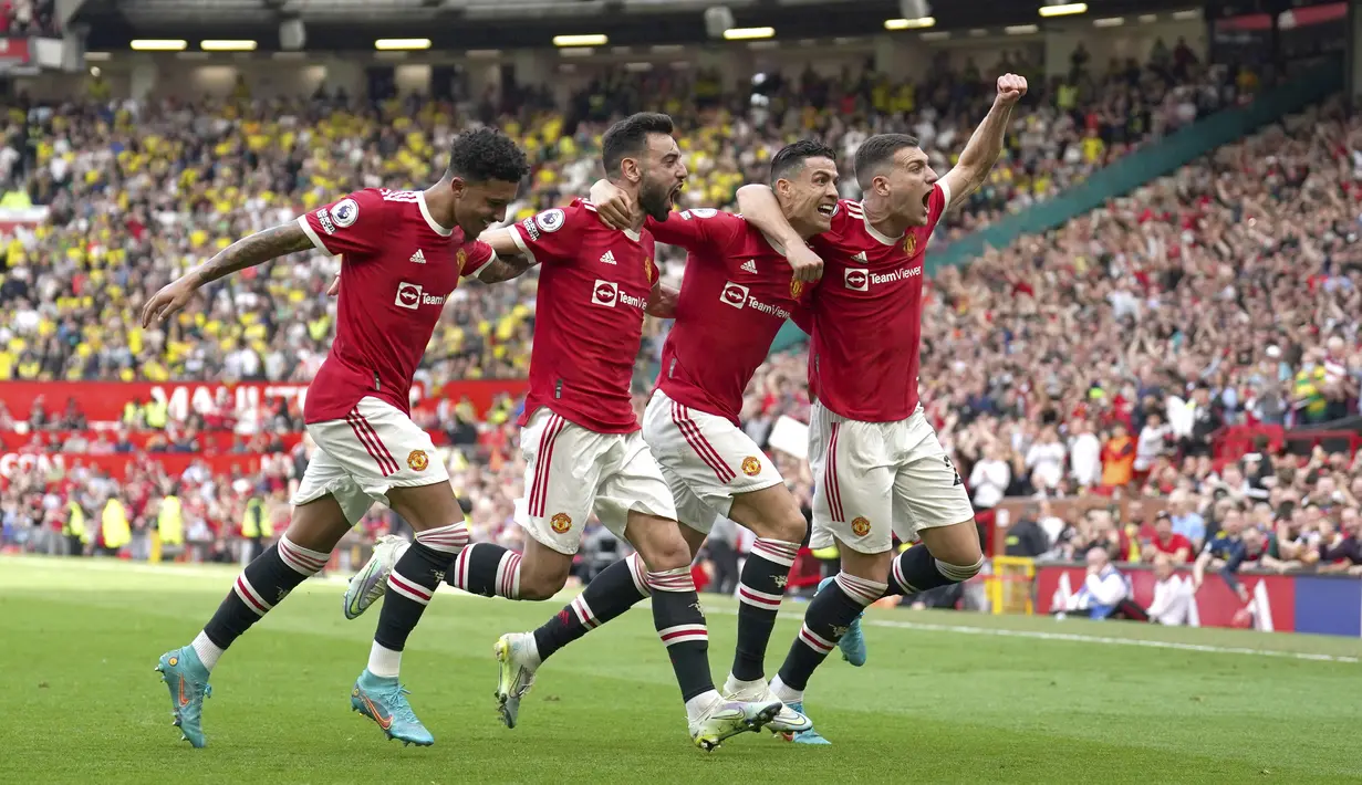Pemain Manchester United Cristiano Ronaldo (kedua kanan) merayakan dengan rekan setimnya usai mencetak gol ke gawang Norwich City pada pertandingan sepak bola Liga Inggris di Stadion Old Trafford, Manchester, Inggris 16 April 2022. Manchester United menang 3-2. (AP Photo/Jon Super)