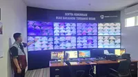 Petugas Sentra Komunikasi Tol BTB memantau arus lalu lintas melalui ratusan kamera CCTV yang beroperasi selama 24 jam guna memastikan keamanan dan kelancaran perjalanan pengguna jalan (Liputan6.com/Ardi Munthe)