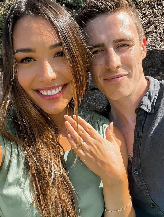 18 Maret 2023, Annisa Rawles dilamar kekasihnya di Botanic Gardens Sydney. Satu tahap terlewati sebelum menikah, kebahagiaan terpancar jelas di wajah Annisa Rawles ketika pamer cincin di jari manisnya. Tak hanya satu foto, Annisa Rawles juga unggah foto lainnya pamer cincin dengan latar belakang keindahan Gedung Opera Sydney dan Sydney Harbour di siang hari. (Liputan6.com/IG/@annisarawles)