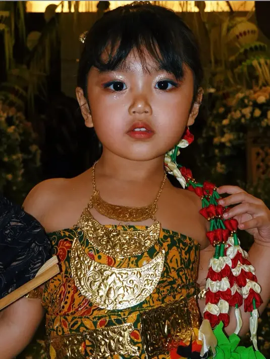 Yang tak kalah menggemaskan, putri pertamanya,  Xarena mengenakan busana khas pengantin Jawa. Dibalut atasan kemben batik. Lengkap dengan aksesori emasnya. [@sitibadriahh]