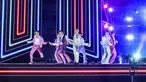 Band Korea Selatan BTS tampil dalam American Music Awards 2020 di Microsoft Theater, Los Angeles, Amerika Serikat, 22 November 2020. BTS memperoleh nominasi dari dua kategori, yaitu Duo atau Group Favorit Pop/Rock dan Artist Sosial Favorit. (American Broadcasting Companies, Inc./ABC/AFP)