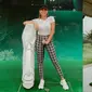 Gaya Sporty Awkarin Saat Main Golf, Curi Perhatian. (Sumber: Instagram/awkarin)