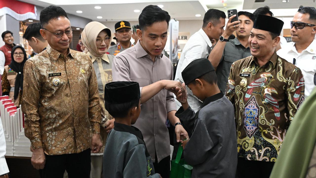 Wapres Gibran Kunker ke Pontianak, Traktir Anak Yatim-Siswa Sekolah Rakyat Belanja Buku dan Alat Tulis