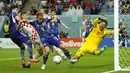 <p>Kiper Jepang,&nbsp;Shuichi Gonda (kanan) berusaha menghalau bola saat laga 16 besar Piala Dunia 2022 melawan Kroasia di Al Janoub Stadium, Senin (05/12/2022). (AP/Francisco Seco)</p>