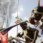 Fans Afrika Selatan menari dengan mengenakan pakaian tradisional dan meniup vuvuzela dalam acara parade menyambut PD 2010 di Johannesburg, Afsel, 21 Mei 2010. AFP PHOTO/GIANLUIGI GUERCIA