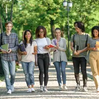 Intip inspirasi OOTD untuk mendapatkan first impression yang baik di hari pertama kuliah. (Foto/Dok: freepik.com/drobotdean)