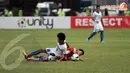 Aksi saling jegal diperlihatkan pemain Laos dan Filipina dalam laga lanjutan kualifikasi Piala AFC U19 yang berlangsung di Stadion GBK Jakarta (Liputan6.com/ Helmi Fithriansyah)